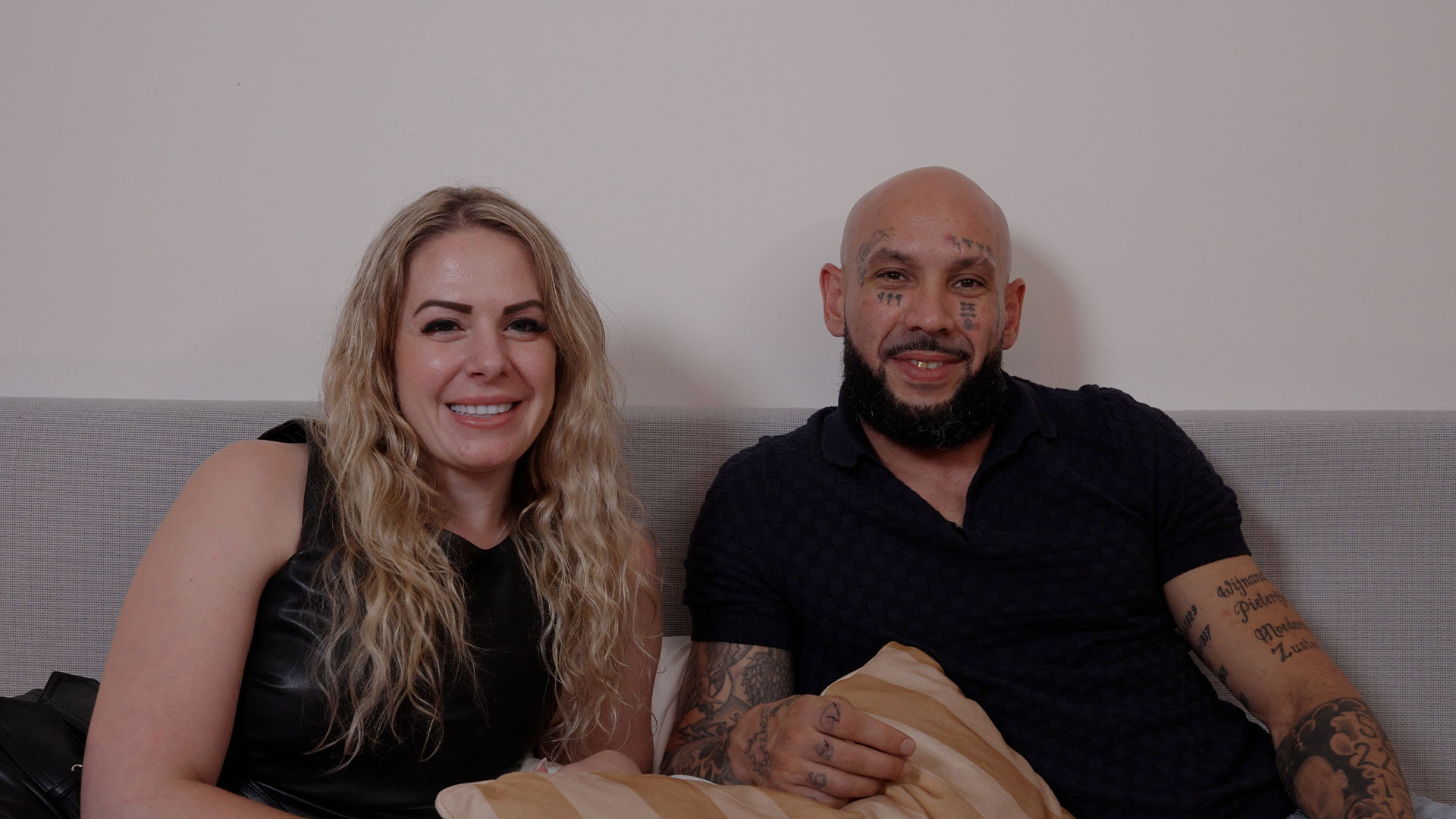 Geile foto van de hete Meiden van Holland sexfilm Chloe & Cartel grabbelen geil