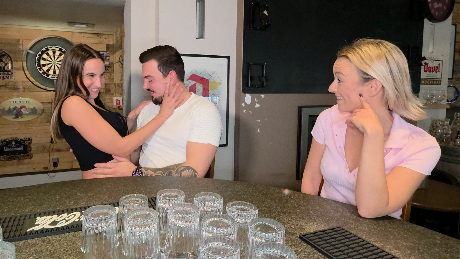 Geile foto van de hete Meiden van Holland sexfilm: WK Darts: Gigi vs. Romy