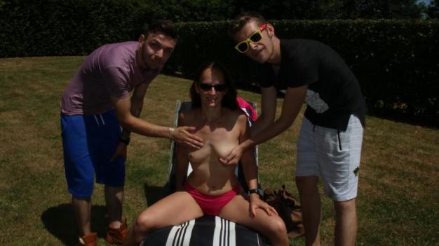 Trio in De Tuin Met MILF Sara